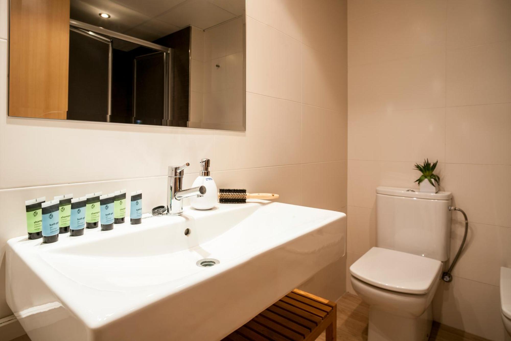 Feelathome Mozart Apartments Барселона Екстер'єр фото